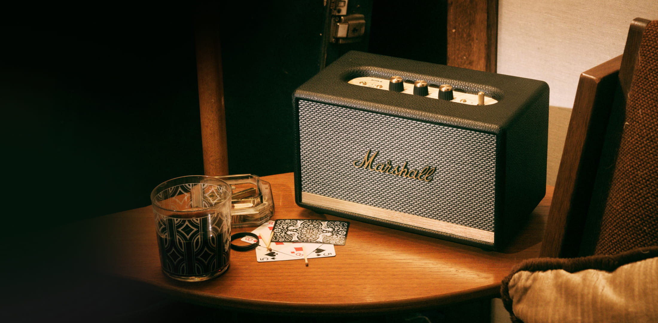 колонка marshall в интерьере